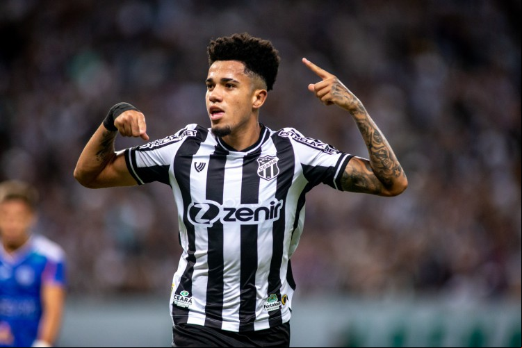 Meia Léo Rafael no jogo Ceará x Iguatu, na Arena Castelão, pelo Campeonato Cearense 2023