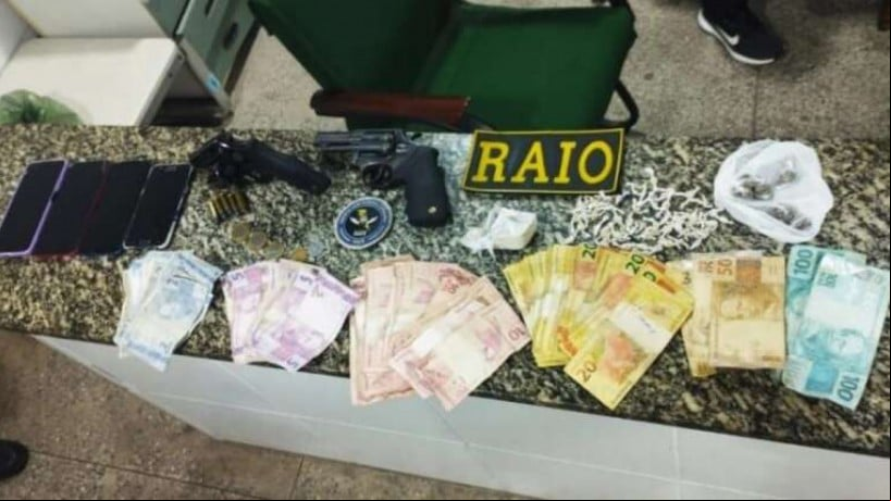Dois revólveres, drogas, smartphones e uma quantidade em dinheiro foram apreendidos pela Polícia