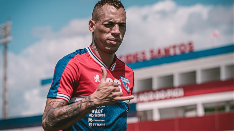 Atacante Breno Lopes volta a ser relacionado após fratura no antebraço
