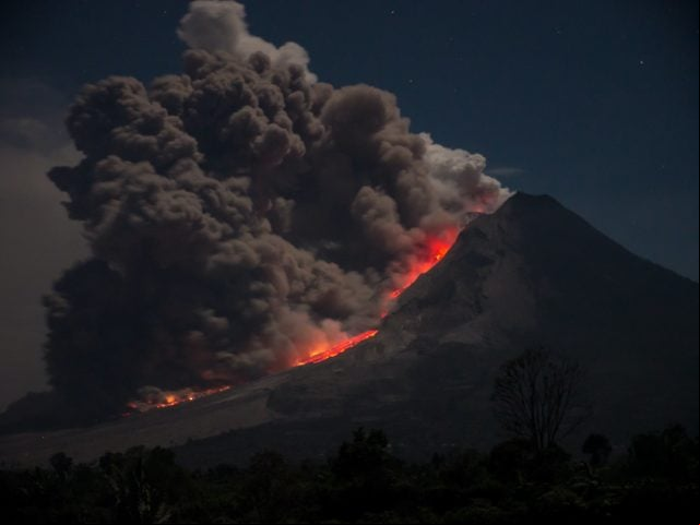 Naquela época, as erupções vulcânicas aconteciam frequentemente, criando períodos de invernos vulcânicos. De acordo com os pesquisadores, as condições adversas afetaram tanto plantas quanto animais, preparando o terreno para o evento que levou à extinção dos dinossauros.