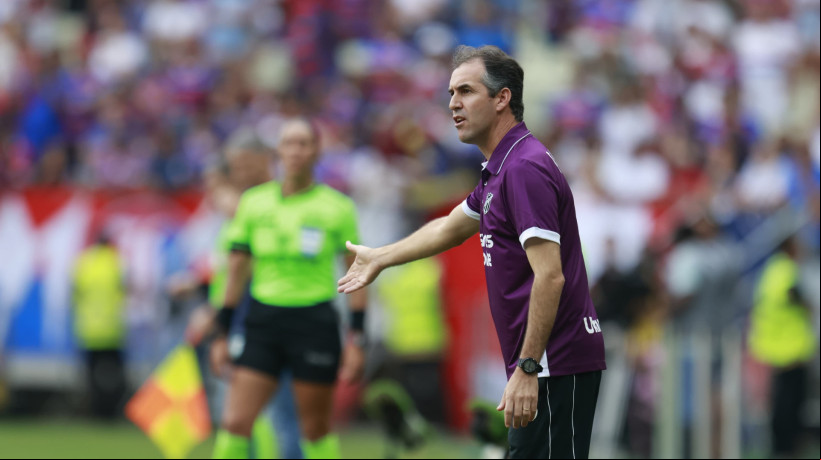 Léo Condé a instrução para a equipe do Ceará no Clássico-Rei