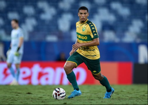 Volante Denilson no jogo CuiabÃ¡ x Athletico-PR, na Arena Pantanal, pelo Campeonato Brasileiro SÃ©rie B 2025
