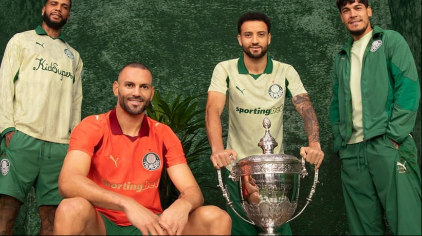 Jogadores do Palmeiras com o novo uniforme do clube 