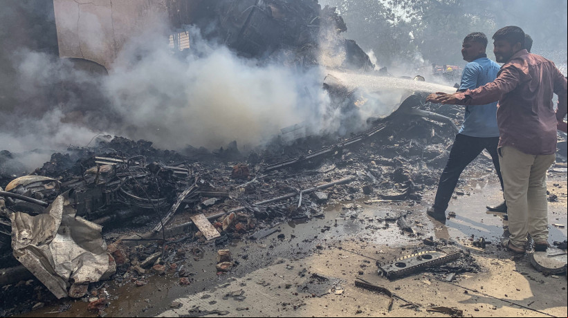 Bombeiros trabalham no local onde o voo 171 da Air India caiu em uma área residencial perto do aeroporto de Ahmedabad, em 12 de junho de 2025