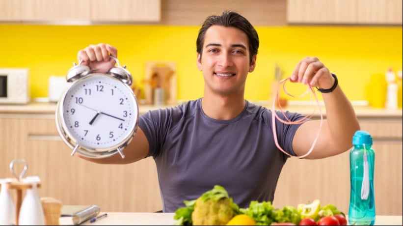 EstratÃ©gias como a dieta cetogÃªnica e o jejum intermitente ganham forÃ§a entre quem busca resultados rÃ¡pidos (Imagem: Elnur | Shutterstock) 