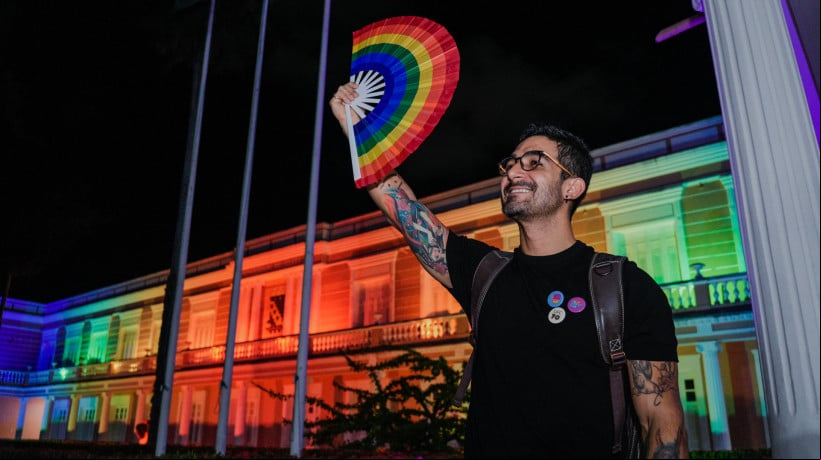 FORTALEZA-CE, BRASIL, 12-06-2025: Solenidade de inauguraÃ§Ã£o das luzes em alusÃ£o ao orgulho LGBTQIAPN+, na fachada da reitoria da UFC.  (Foto: Fernanda Barros/ O Povo) 
