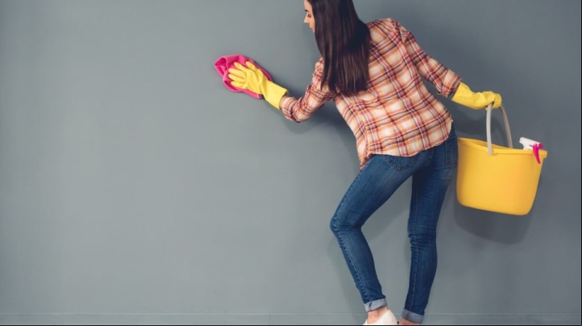 A limpeza recorrente das paredes é mais eficaz e econômica do que a repintura (Imagem: VGstockstudio | Shutterstock) 